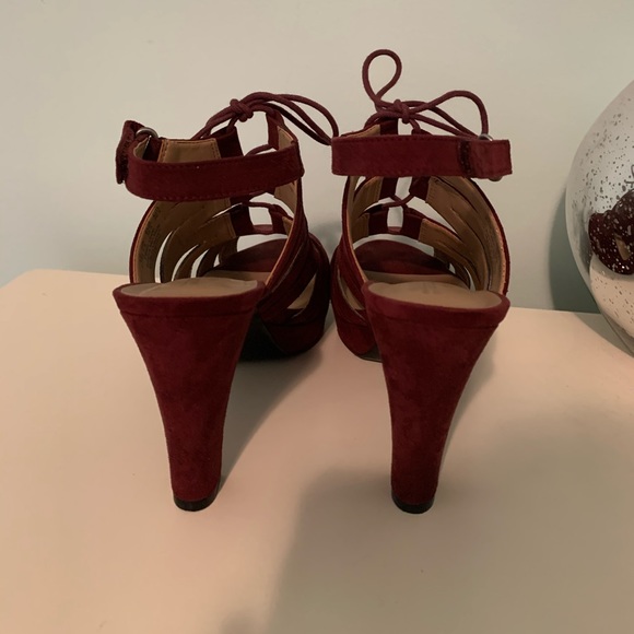 Maroon criss cross tie heels - Picture 2 of 5